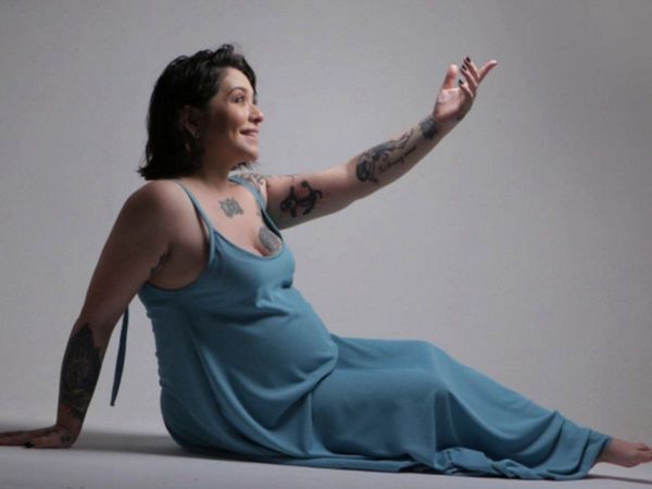 Andrea Valobra canta en una cita musical de Navidad