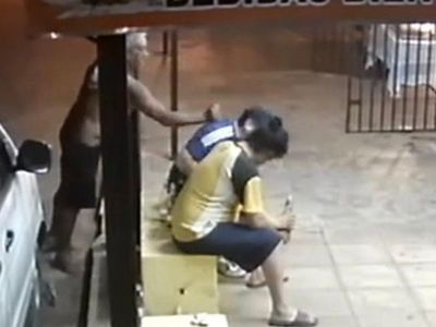 Clavó por la espalda a un hombre y murió arrollado por su víctima