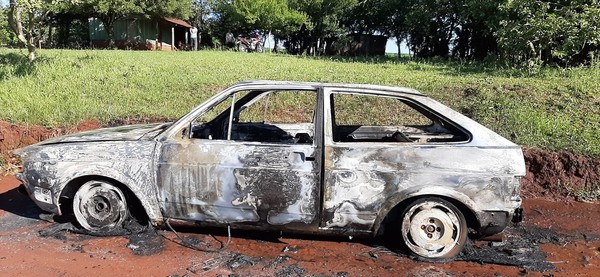 VEHÍCULO SE INCENDIÓ TOTALMENTE EN NATALIO