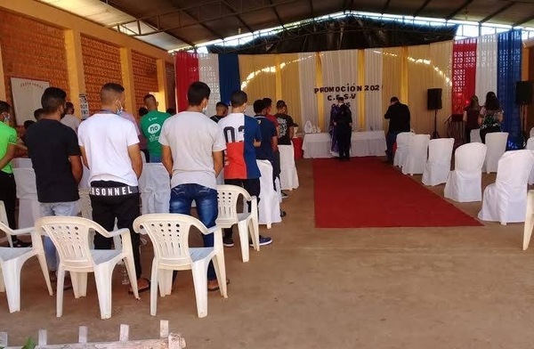 HOY / Cerca de 90 adolescentes encerrados culminan educación escolar