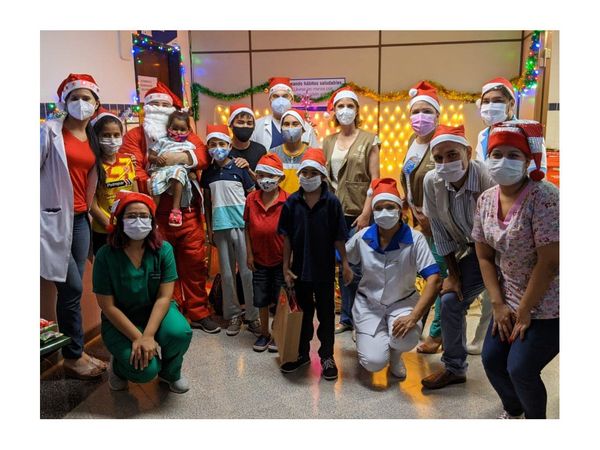 Papá Noel llevó regalos a niños dializados de Clínicas