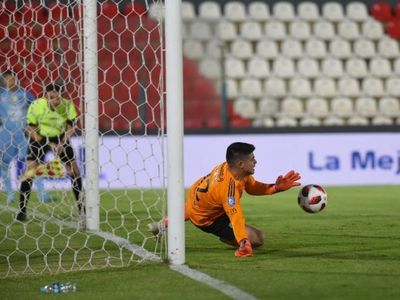 Alfredo Aguilar: "Metan los goles, yo voy a morir atajando"