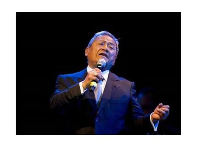 Armando Manzanero con respirador artificial