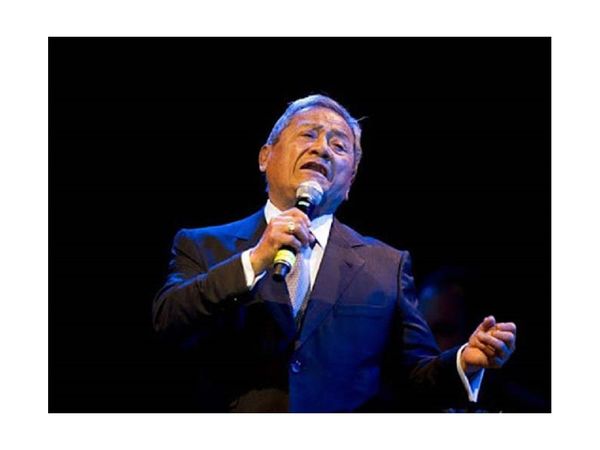 Armando Manzanero con respirador artificial