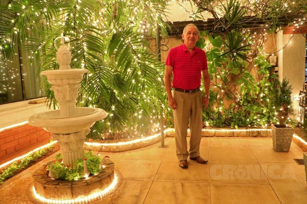 Crónica / Con 82 años “enciende” el espíritu navideño en su barrio