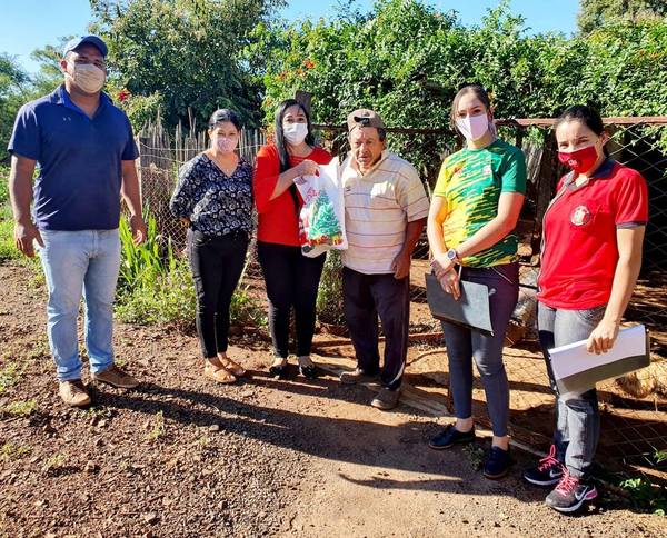 INTENDENTE DE LA PAZ ENTREGÓ OBSEQUIOS A LOS ADULTOS MAYORES