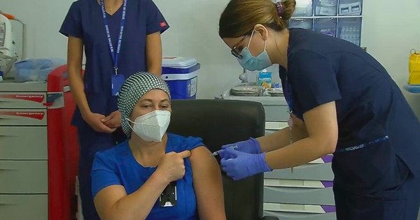 La Nación / Una auxiliar de enfermería recibe primera vacuna en Chile