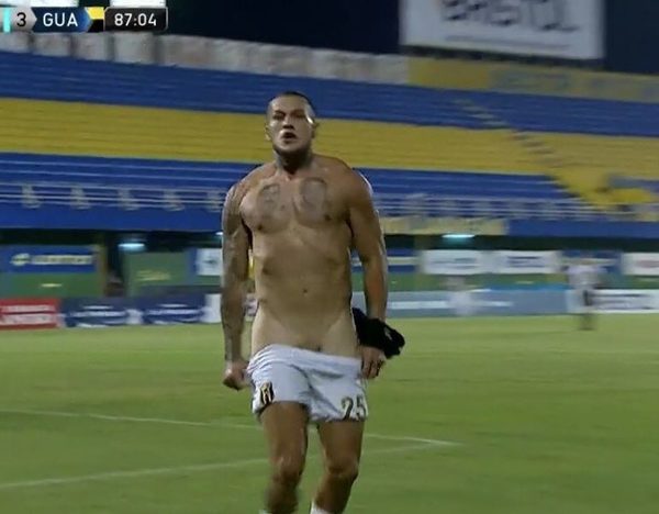 El “desnudo” de Raúl Bobadilla en el estadio: festejan  yiyis, ¿y lo suspenderán por “grosero”?