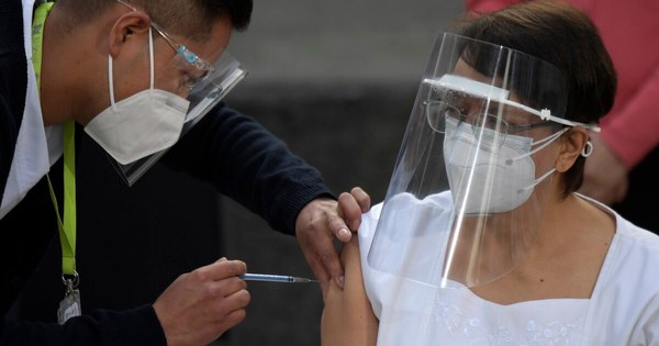 La Nación / México aplica a una enfermera la primera dosis de la vacuna