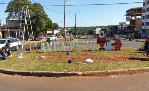 Ultiman arreglos navideños en la Avenida Perú