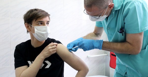 La Nación / El mundo acelera vacunaciones en una Navidad caótica y ensombrecida por el virus