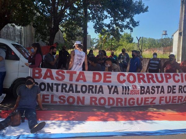 Pobladores de Jesús se manifiestan frente a la Fiscalía de Encarnación