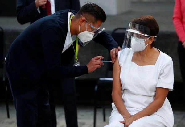 México aplica primera vacuna contra COVID-19 a una enfermera