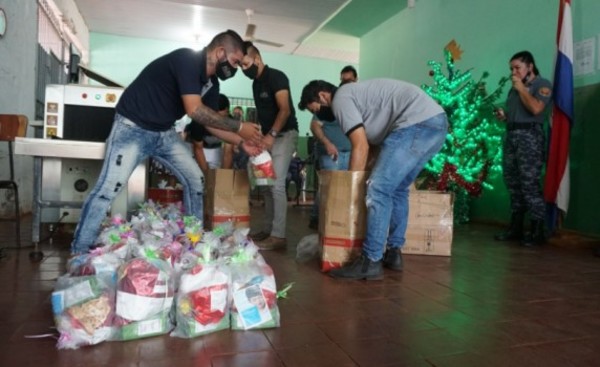 Con 1.600 cestas navideñas Shopping París lleva mensaje de esperanza