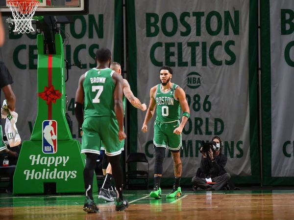 Celtics ganan duelo a los Bucks