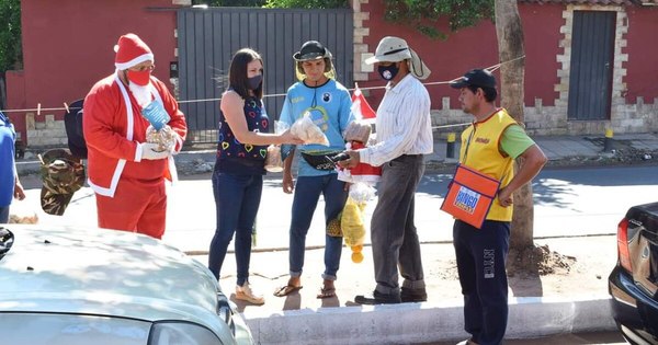 La Nación / Papá Noel de Villa Elisa entregó pan dulce y galleta de producción propia