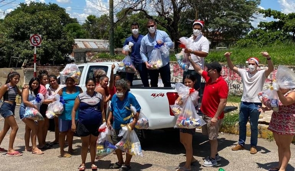 HOY / Jóvenes entregan víveres tras una gran campaña solidaria