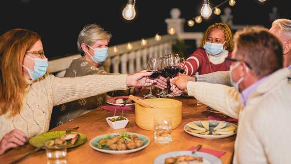 Farra en modo covid: al aire libre, alejados, cada quien “con su botella” y que una sola persona sirva la cena - ADN Digital