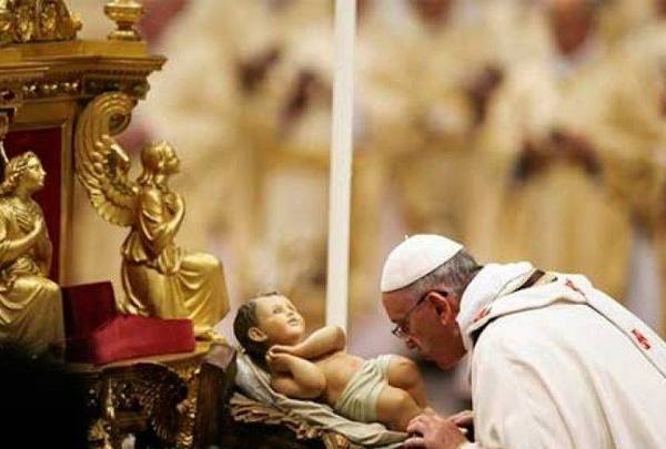 HOY / El papa celebra la Misa del Gallo más solitaria llamando a la fraternidad