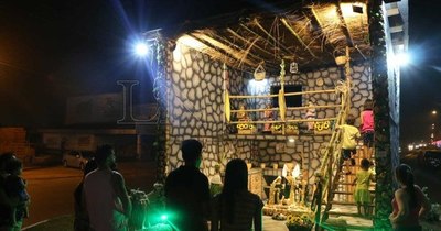 La Nación / Luces, árboles y hasta un pesebre de dos pisos aportan al espíritu navideño en el Este