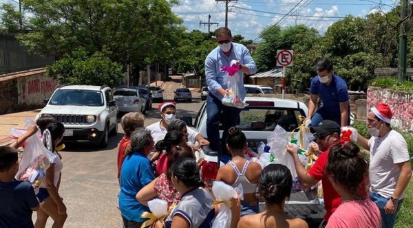 Solidaridad de jóvenes permite que personas indigentes tengan su kit navideño - Megacadena — Últimas Noticias de Paraguay