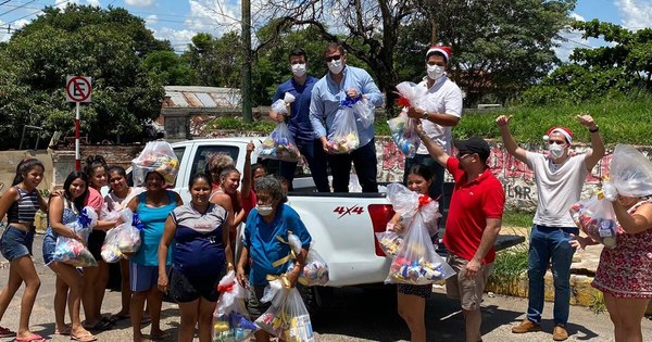 La Nación / La “Guardia Joven”, el grupo solidario que regala sonrisas en Navidad