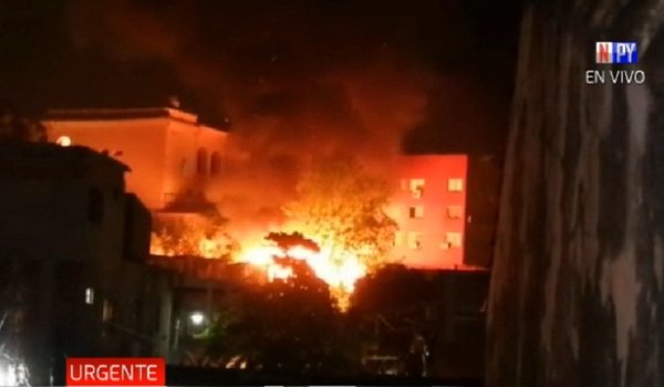 Incendio afecta a decenas de familias en Chacarita | Noticias Paraguay