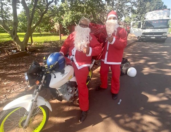 Crónica / SANTA DE LOPERRO. Reparte chupi a papás por Navidad