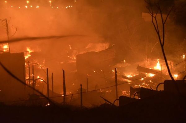 Feroz incendio en la Chacarita y parte del Cabildo