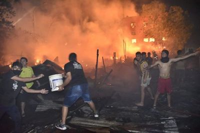 Unas 150 casas y documentos incinerados en voraz incendio que no deja heridos - Nacionales - ABC Color