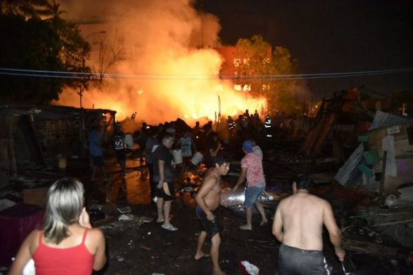 Unas 150 casas y documentos incinerados en voraz incendio que no deja heridos