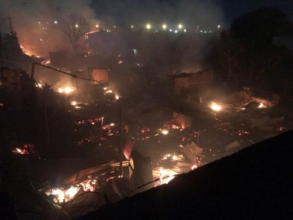 Fuego consumió unas 150 viviendas y documentos importantes del Congreso