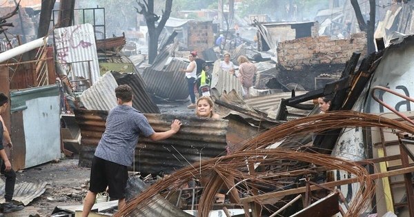 La Nación / Incendio en la Chacarita: Asisten a damnificados