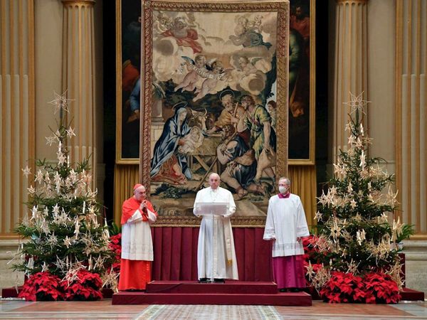 El papa pide que todos accedan a la vacuna en su mensaje de Navidad