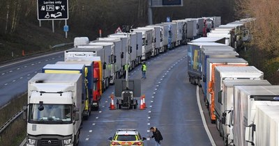 La Nación / Navidad en un camión para los conductores varados cerca de Dover
