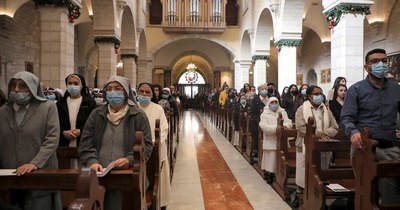 La Nación / En Belén, una Navidad íntima en busca de “luz”