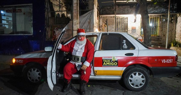 La Nación / En taxi, un Papá Noel mexicano esquiva los apuros económicos de la pandemia