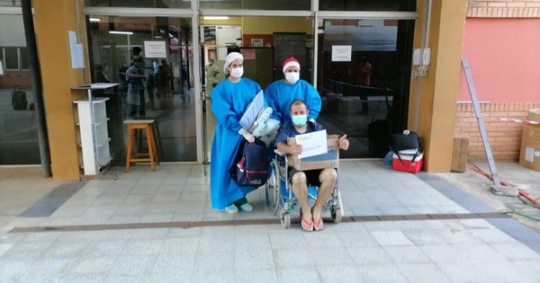 La Nación / Paciente que venció al COVID-19 y personal de blanco que lo atendió celebran la vida