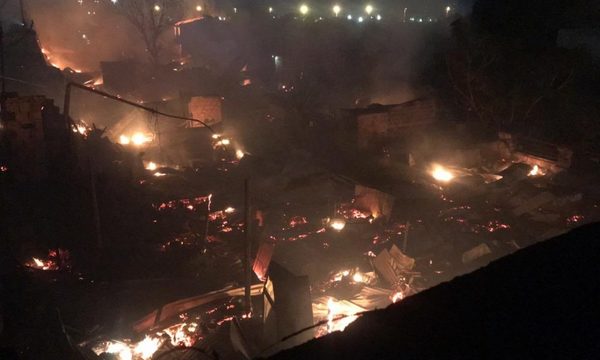 Tras incendio en la Chacarita asisten a más de 100 familias que irán a albergues