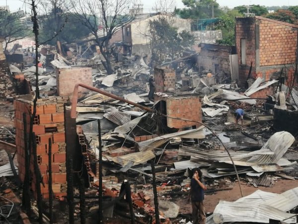 Cerca de 100 familias fueron afectadas con el incendio en la Chacarita | Noticias Paraguay