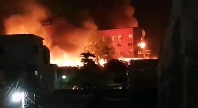 Petardo lanzado contra planta de  cocotero inició el fuego en la Chaca  y dejó 100 viviendas arrasadas