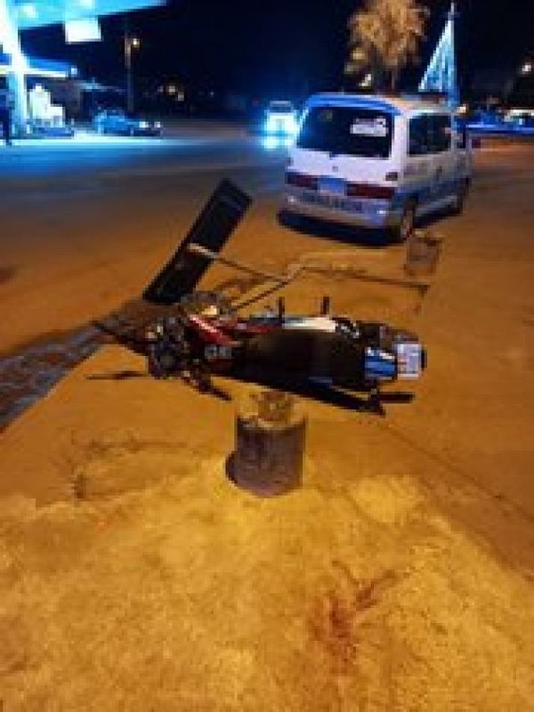 Joven muere tras chocar contra poste de metal en Concepción