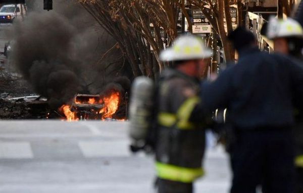 La explosión en Nashville (EE.UU.) vino de un vehículo que avisaba de una bomba