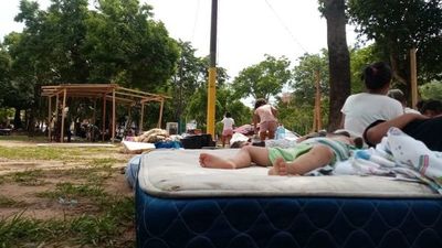 Tras recibir colchones, chapas y maderamen, empieza a montarse albergue provisorio - Nacionales - ABC Color