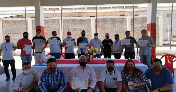 La Nación / A pesar del encierro, hombres y mujeres privados de libertad finalizaron el bachiller