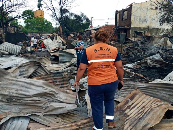 SEN continuará asistiendo a las 96 familias afectadas por el incendio en la Chacarita » Ñanduti