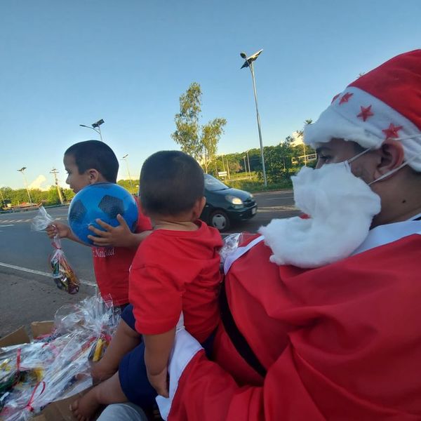 Papá Noel lleva alegría a niños de Carapeguá - Nacionales - ABC Color