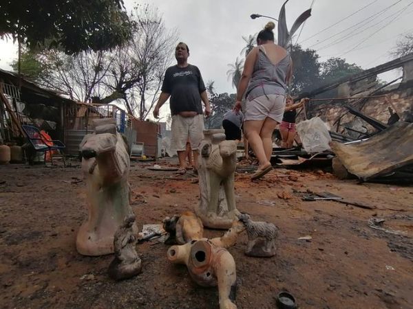 Incendio en la Chacarita: Afectados deben ser trasladados a un lugar definitivo con mejores condiciones, según senador