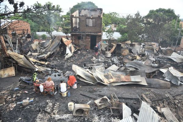 Incendio en la Chacarita: 96 familias y unos 500 afectados   - Nacionales - ABC Color