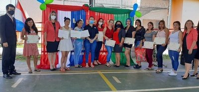 Crónica / Se graduaron de bachilleres en el encierro